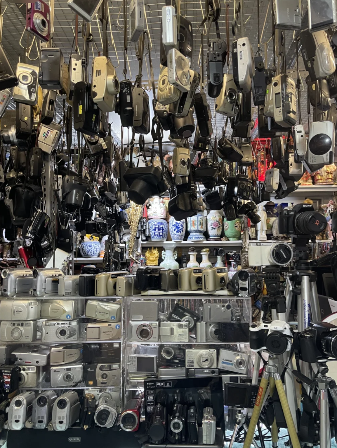 Dongjiaxi Flea Market: Uncover Vintage Treasures & Hidden Gems in Chongqing 3